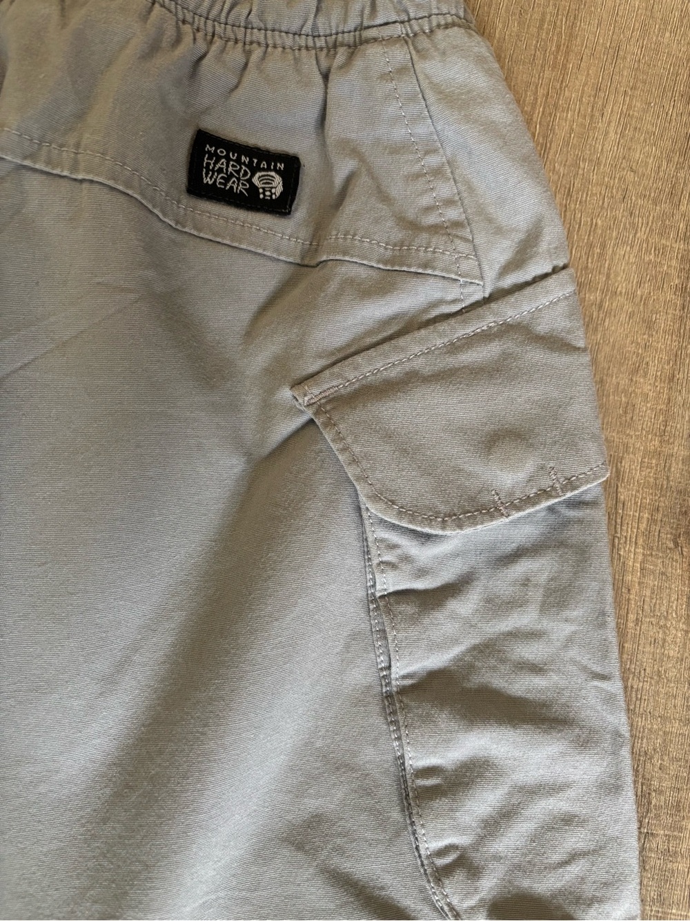 Womens’s Mountain Hardwear Light Gray Utility Shorts with Cargo Pocket XS
